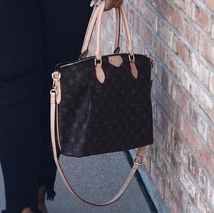 IOS Louis Vuitton Crossbody bag $400 & below